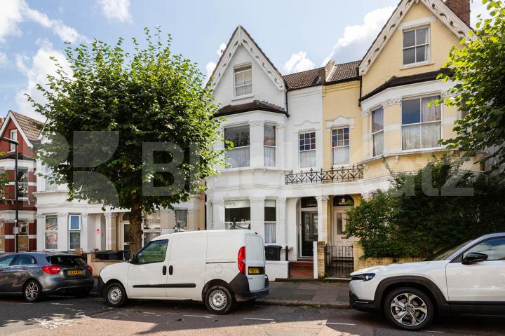whole house with 2 receptions and 6 large bedrooms  Burgoyne Road, Harringay - Hornsey 